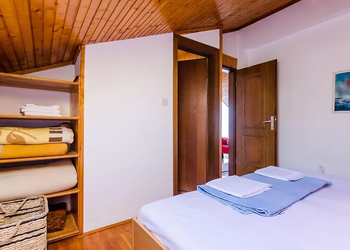 아파트 And Cicko - One Bedroom With Terrace And Sea View Attic